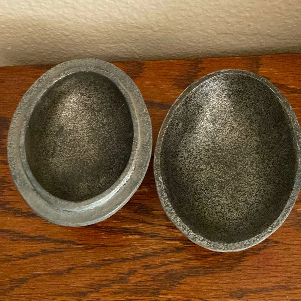 NWOTS Gray Black Resin Molded Rabbit Egg Keepsake Box